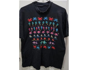 Vintage jaren 90 strand T-shirt met puffprint, unisex maat L, zwart, kustkrabben, vissen en flamingo's.