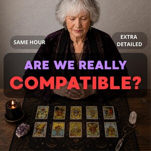 Könnte beinhalten: Ein Tarot-Karten-Set mit zehn Karten in zwei Reihen auf einer dunklen, gemusterten Matte. Eine schwarze Kerze, eine Amethyststufe und ein klarer Quarzkristall sind zu sehen. Der Text lautet: SAME HOUR, EXTRA DETAILED, ARE WE REALLY COMPATIBLE?