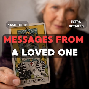 Pode incluir: Uma carta de tarot retangular intitulada The Chariot apresentando uma figura com armadura num carro puxado por duas esfinges, com sobreposições de texto SAME HOUR, EXTRA DETAILED e MESSAGES FROM A LOVED ONE em letras vermelhas e brancas.