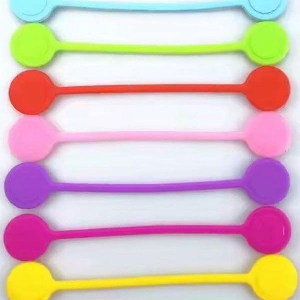Clips magnétiques pour tissu, tels que présentés dans le magazine The World of Cross Stitching. Un accessoire indispensable pour tout artisan.