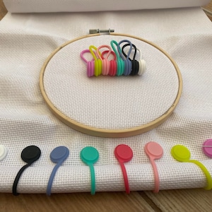 Clips magnétiques pour tissu, tels que présentés dans le magazine The World of Cross Stitching. Un accessoire indispensable pour tout artisan.