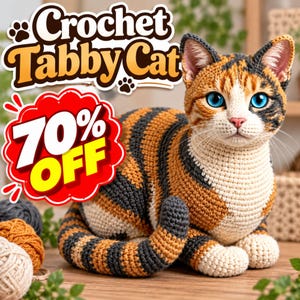 Puede incluir: Un gato atigrado de ganchillo hecho a mano con hilo naranja, negro y blanco, con ojos azul brillante y nariz rosa. La imagen incluye el texto Crochet Tabby Cat y un gráfico rojo con el texto blanco 70% OFF.