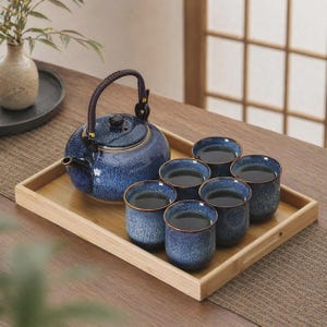 Japanskt blått keramiktekannaset med bambuhandtag och 6 koppar, traditionellt lösbladsteset med bricka, present till teceremoni i Japandi-stil