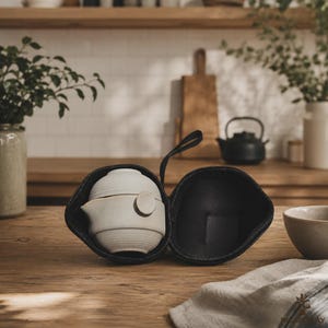 Minimalistisk bärbar reseservis i keramik med fodral, japanskt Gongfu-tekanna- och koppset, teceremoniset i beige stengods