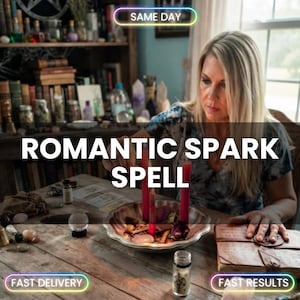 Peut inclure: Un ensemble rituel comprenant un bol peu profond avec trois bougies rouges, entouré de divers cristaux et petits objets sur une table en bois. Les textes SAME DAY, ROMANTIC SPARK SPELL, FAST DELIVERY et FAST RESULTS sont affichés.