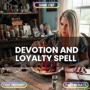 Peut inclure: Une table en bois avec un bol peu profond contenant deux bougies rouges, un livre relié en cuir et une petite sphère en verre. Le texte indique SAME DAY, DEVOTION AND LOYALTY SPELL, FAST DELIVERY et FAST RESULTS. Divers objets sont présents.