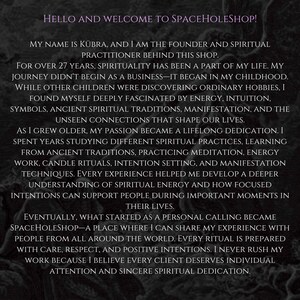 Puede incluir: Un fondo oscuro y texturizado con texto blanco que presenta SpaceHoleShop y a su fundadora, K&uuml;bra. El texto detalla una trayectoria de 27 a&ntilde;os en pr&aacute;cticas espirituales, incluyendo meditaci&oacute;n, trabajo energ&eacute;tico y rituales.