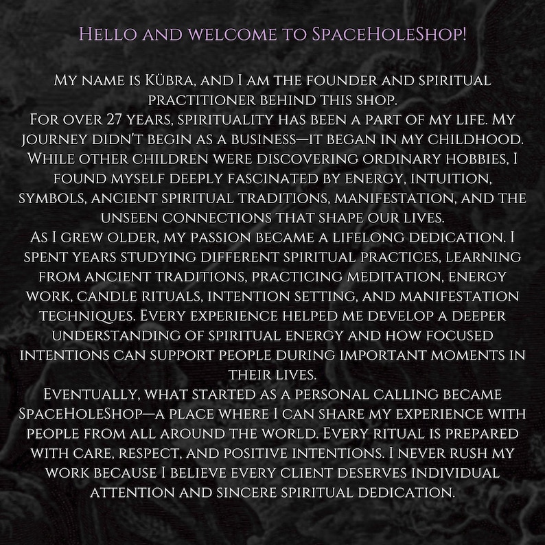 Puede incluir: Un fondo oscuro y texturizado con texto blanco que presenta SpaceHoleShop y a su fundadora, K&uuml;bra. El texto detalla una trayectoria de 27 a&ntilde;os en pr&aacute;cticas espirituales, incluyendo meditaci&oacute;n, trabajo energ&eacute;tico y rituales.