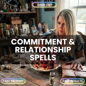 Puede incluir: Una persona de cabello rubio sentada ante una mesa de madera con un cuenco que contiene velas rojas, cristales y hierbas secas. Un libro encuadernado en cuero descansa sobre la mesa. El texto superpuesto dice SAME DAY, COMMITMENT & RELATIONSHIP SPELLS.