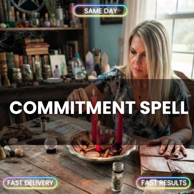 Puede incluir: Una mesa de madera sostiene un cuenco plateado con tres velas rojas, hierbas secas y cristales. Un libro encuadernado en cuero, un frasco de vidrio y cartas de tarot est&aacute;n cerca. Texto: SAME DAY, COMMITMENT SPELL, FAST DELIVERY, FAST RESULTS.
