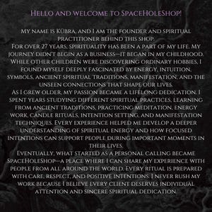 Op de afbeelding: Een donkere, getextureerde achtergrond met witte tekst die luidt: Hello and welcome to SpaceHoleShop! My name is K&uuml;bra, and I am the founder and spiritual practitioner behind this shop. For over 27 years, spirituality has been a part of my life.