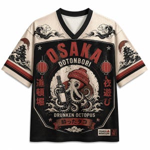Puede incluir: Una camiseta de cuello en V con un gráfico de un pulpo con gorro que sostiene una botella. El diseño incluye el texto OSAKA DOTONBORI DRUNKEN OCTOPUS, linternas rojas, olas e ilustraciones de pagodas sobre un fondo negro y crema.