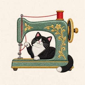 Puede incluir: Un parche bordado que muestra una máquina de coser vintage verde con adornos florales dorados y un carrete de hilo rojo. Un gato tuxedo blanco y negro está sentado dentro del marco de la máquina, jugando con un hilo rojo que cuelga de la aguja.