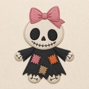 以下が含まれることがあります： 頭に大きなピンクのリボンをつけた、デフォルメされたドクロの刺繍ワッペン。黒いドレスにはピンク、オレンジ、ベージュの3つの四角いパッチが施されており、手足には骨の刺繍がデザインされています。