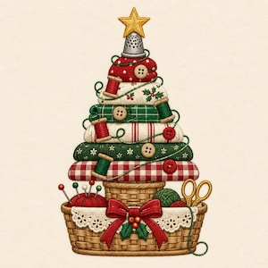 Puede incluir: Una ilustración de árbol de Navidad hecha con rollos de tela apilados, carretes de hilo, botones y artículos de costura. El árbol está coronado por una estrella dorada y un dedal plateado, dentro de una cesta tejida con un lazo rojo.