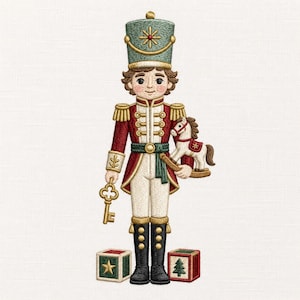 Peut inclure: Une broderie représentant un casse-noisette en uniforme rouge et blanc avec des détails dorés, un grand chapeau vert et des bottes noires. La figurine tient une clé dorée et un petit cheval à bascule blanc, entre deux cubes décorés d'une étoile et d'un sapin.