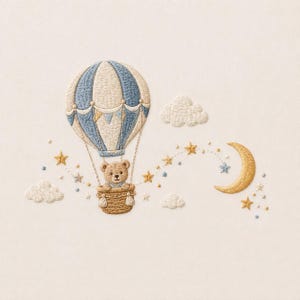 Può includere: Un ricamo raffigurante un orsacchiotto marrone chiaro seduto in un cesto intrecciato color cuoio, attaccato a una mongolfiera a righe blu e crema. La scena include tre nuvole bianche, diverse stelle dorate e una luna crescente dorata.