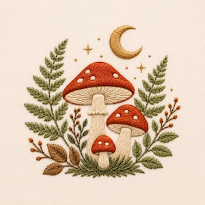 Peut inclure: Une broderie représentant trois champignons orange à pois blancs, entourés de frondes de fougère vertes et de feuilles brunes. Au-dessus, un croissant de lune doré et de petites étoiles à quatre branches sont cousus sur un tissu crème.