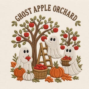 Puede incluir: Un diseño de bordado con el texto GHOST APPLE ORCHARD en arco sobre dos árboles marrones con manzanas rojas. Hay tres fantasmas blancos, uno en una escalera de madera, otro sosteniendo una manzana y otro con una cesta de manzanas. Calabazas naranjas y blancas y hojas de otoño están en la base.