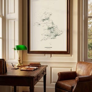 Könnte beinhalten: Ein gerahmter Kunstdruck mit einer Karte, die den Titel THE BRITISH ISLANDS in schwarzer Tinte auf cremefarbenem Hintergrund trägt. Die Karte zeigt die Geografie der Britischen Inseln mit detaillierten Textbeschriftungen. Der Rahmen ist dunkel.
