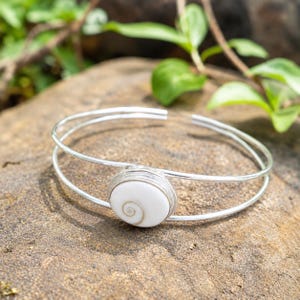 Armband aus 925er Sterlingsilber mit weißer Muschel, handgefertigtes offenes Armband, minimalistischer Spiralmuschelschmuck, Boho-Geschenk für Sie
