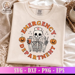 Puede incluir: Una camiseta de color crema con un gráfico de un esqueleto que lleva un gorro de enfermero, sostiene una bebida y hace el signo de la paz. El diseño incluye dos calabazas, una telaraña y el texto "EMERGENCY DEPARTMENT" en una fuente naranja circular.