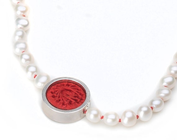 Necklace, 925/000 sterling silver, freshwater cultured pearls, white, knotted with red yarn.