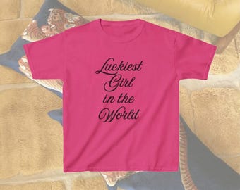 ラッキーガールシンドロームベビーTシャツ、Y2KコケットマニフェステーションTシャツ、ピンクモデルオフデューティートップ