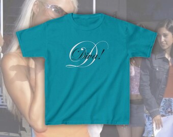 ディーバベイビーTシャツ、Y2Kスローガンシャツ、90年代風クロップトップ、アイコニックなステートメントグラフィックTシャツ、クールガールレトロテキストTシャツ