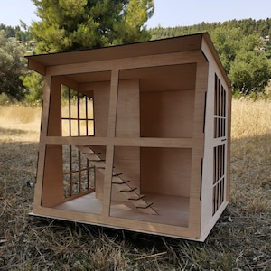 K&ouml;nnte beinhalten: Ein Holzpuppenhaus mit einer Treppe und Fenstern. Das Puppenhaus ist aus hellbraunem Holz gefertigt und hat ein schlichtes Design.