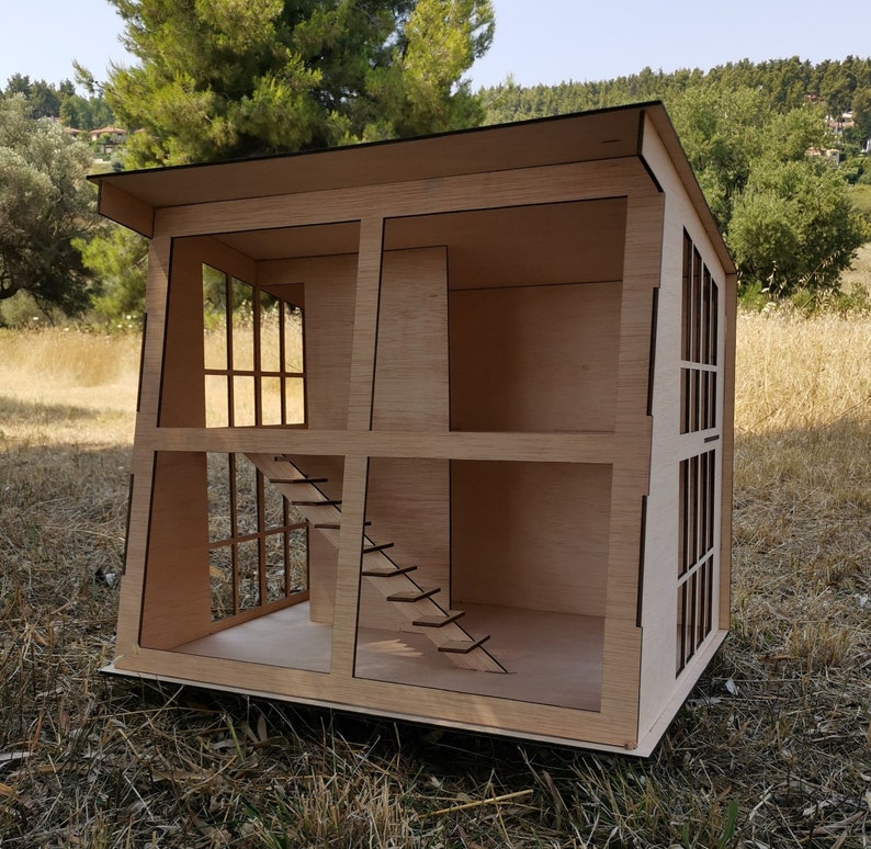 K&ouml;nnte beinhalten: Ein Holzpuppenhaus mit einer Treppe und Fenstern. Das Puppenhaus ist aus hellbraunem Holz gefertigt und hat ein schlichtes Design.