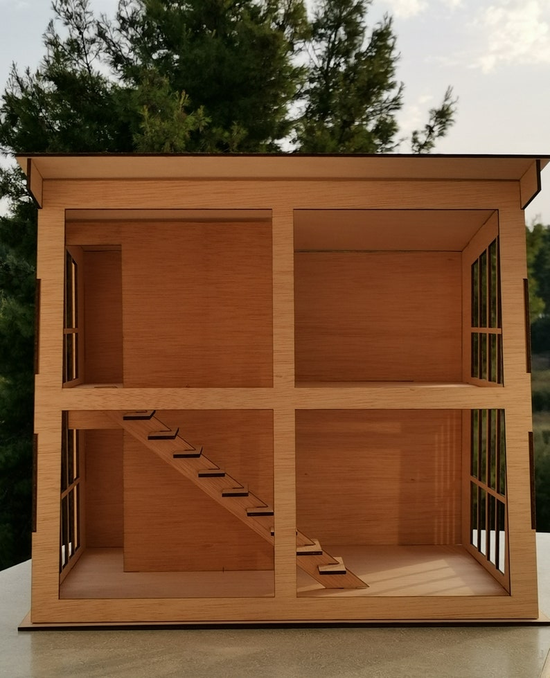 K&ouml;nnte beinhalten: Ein Holzpuppenhaus mit einer Treppe und Fenstern. Das Puppenhaus ist aus hellbraunem Holz gefertigt und hat ein schlichtes Design.