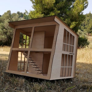 K&ouml;nnte beinhalten: Ein Holzmodell eines Hauses mit einem schr&auml;gen Dach und gro&szlig;en Fenstern. Das Haus ist aus hellbraunem Holz gefertigt und hat ein schlichtes Design.