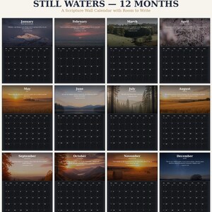 Op de afbeelding: Een wandkalender van 12 maanden getiteld Still Waters met landschapsfotografie voor elke maand. Elke pagina toont een maandoverzicht met schrijfruimte, vergezeld van een bijbelvers over afbeeldingen van bergen, bossen en velden.