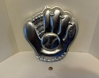 Wilton Baseball Glove, Baking Pan, 12 inches