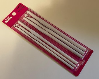 Set of 6 Susan Bates plastic crochet Hooks, new in package (AA1)