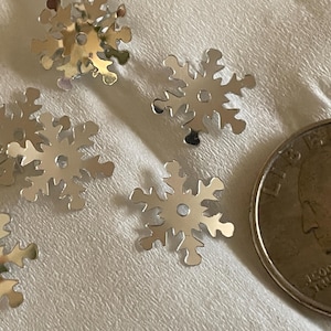 Small silver snowflake sequins / confetti, 13 mm (26)