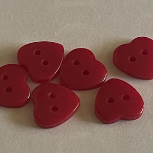 6 small red heart buttons, 13 mm (B9)
