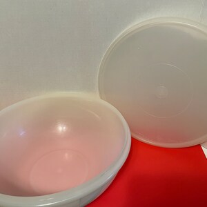 Tupperware 32 Cup Thatsa Bowl Red With White Lid 2539 Large 7.8L