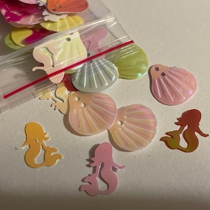 Mix of plastic shell and mermaid confetti / sequins, 13 - 15 mm (19)