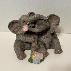 Lenox &quot; Elephants &quot; 2004 collectible Knick knack ,3.5 inches tall