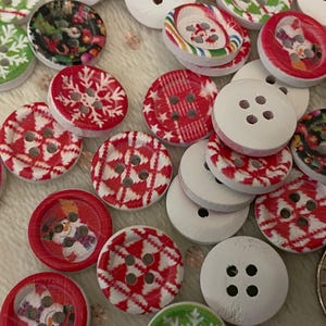 6 count assorted wood Christmas button mix, 15 mm (1)