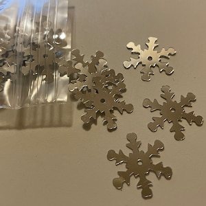 20 silver snowflake sequins / confetti, 19 mm (34)