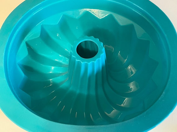 Silicone Bundt Cake Pan Large 8 X 4 1/2 Inch Tall 