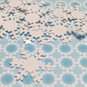 25 white snowflake confetti, 18 mm (19)