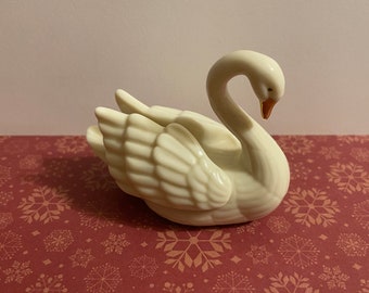 Lenox " Swan " collectible Knick knack , 2 1/2 inch tall