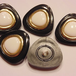 5 black and white triangle shaped acrylic buttons, 28 mm (B1)