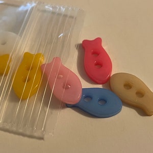 10 small, assorted fish shaped buttons, 13 mm (B3)