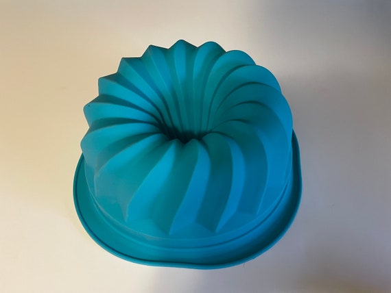 Silicone Bundt Cake Pan Large 8 X 4 1/2 Inch Tall 