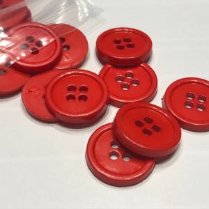 40 red 4 hole acrylic buttons, 13 mm (26)